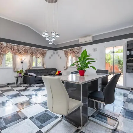 3 Bedroom Beautiful In Holiday home Pula