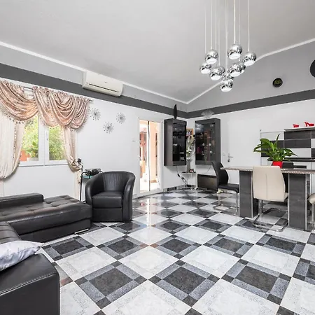 Дом отдыха 3 Bedroom Beautiful In Пула