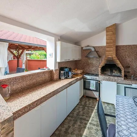 3 Bedroom Beautiful In Дом отдыха Пула