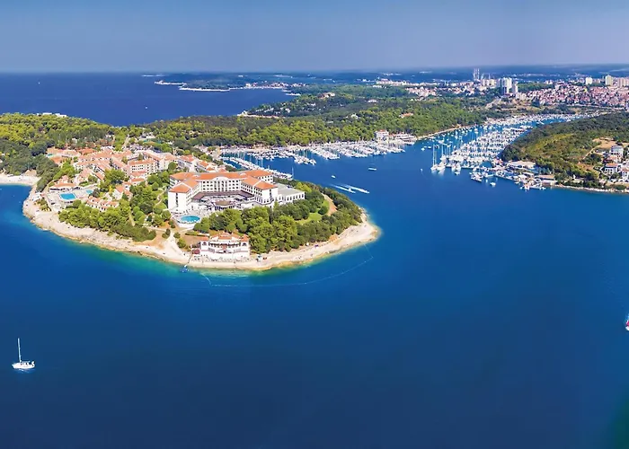 3 Bedroom Beautiful In Holiday home Pula