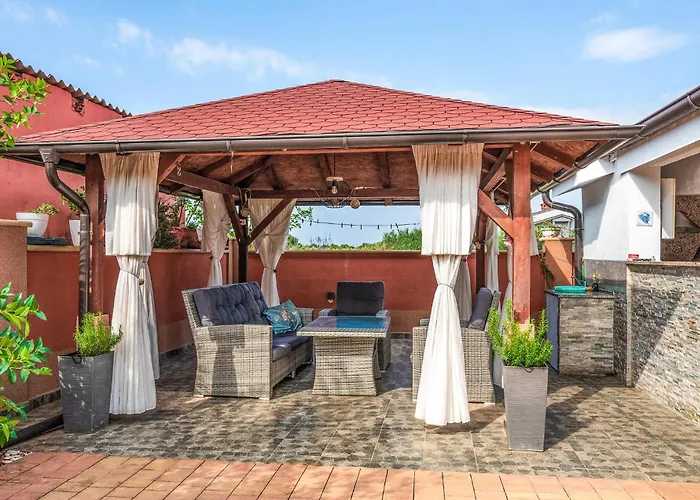 3 Bedroom Beautiful In Holiday home Pula