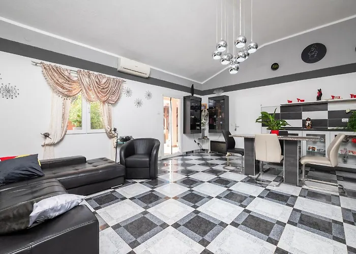 Holiday home 3 Bedroom Beautiful In Pula
