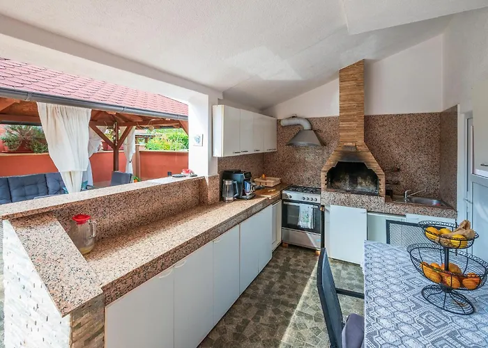 3 Bedroom Beautiful In Holiday home Pula