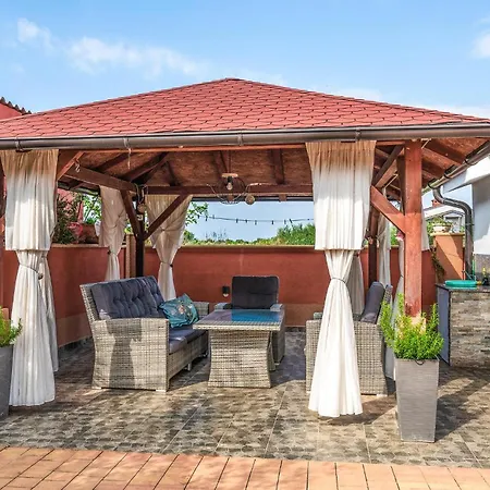 3 Bedroom Beautiful In Feriehus Pula