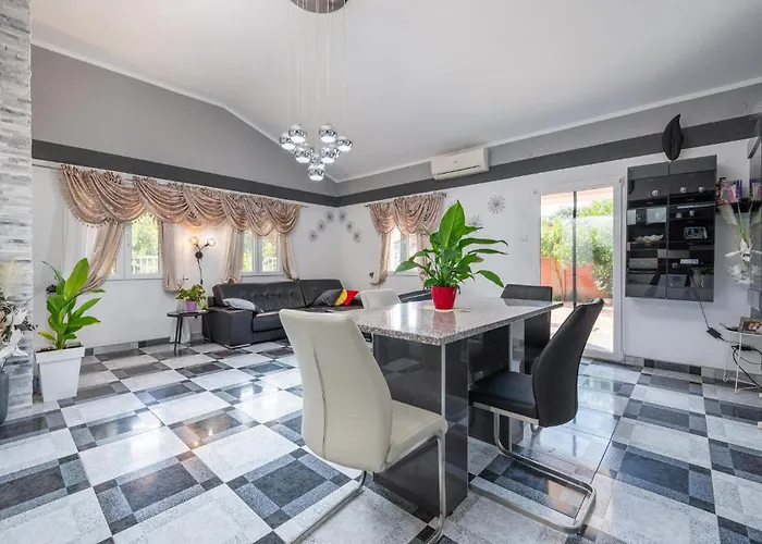 3 Bedroom Beautiful In Feriehus Pula