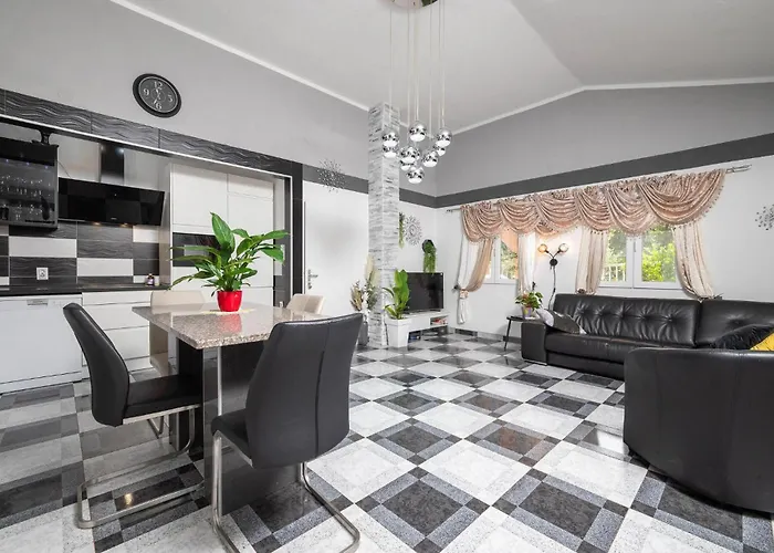 Будинок відпочинку 3 Bedroom Beautiful In *