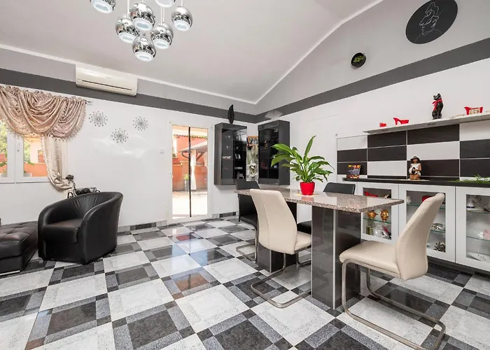 Будинок відпочинку 3 Bedroom Beautiful In *